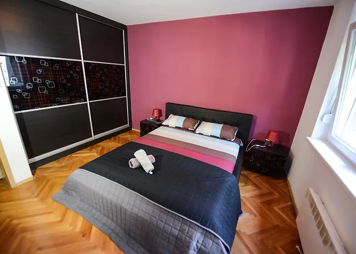 Square Vanilla Apartment *