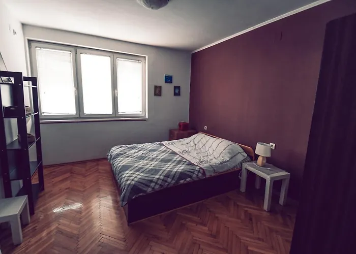 Square Vanilla Apartment *