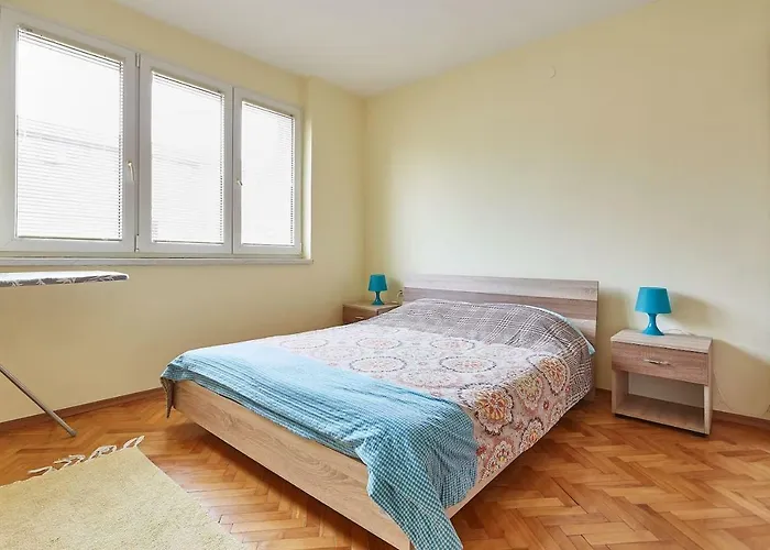 Square Vanilla Apartment *